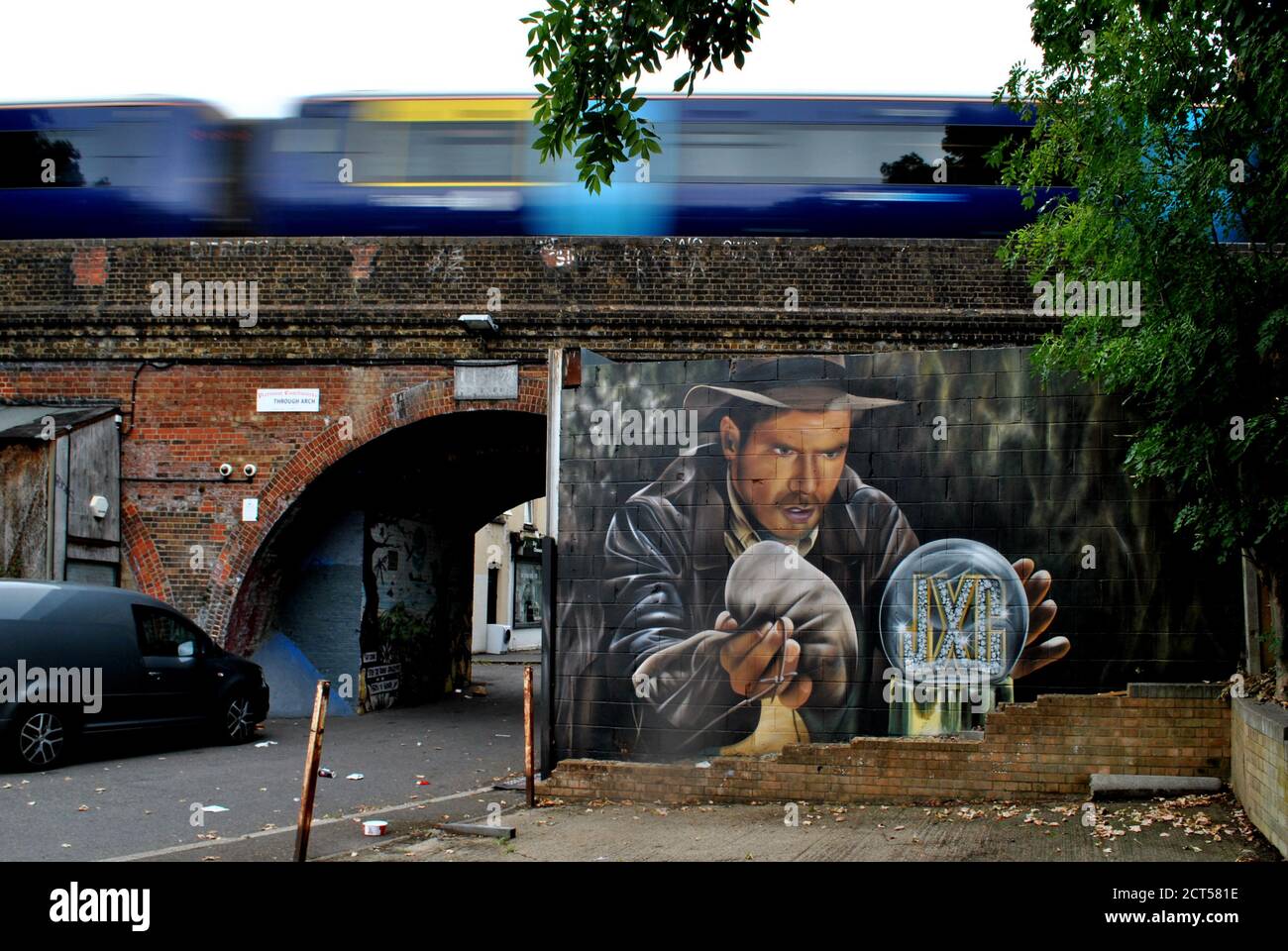 L'art de rue incroyable par les arches de chemin de fer à Penge, dans le sud de Londres, de Harrison Ford, comme Indiana Jones dans le film de 1981 'Raiders of the Lost ark'. Banque D'Images