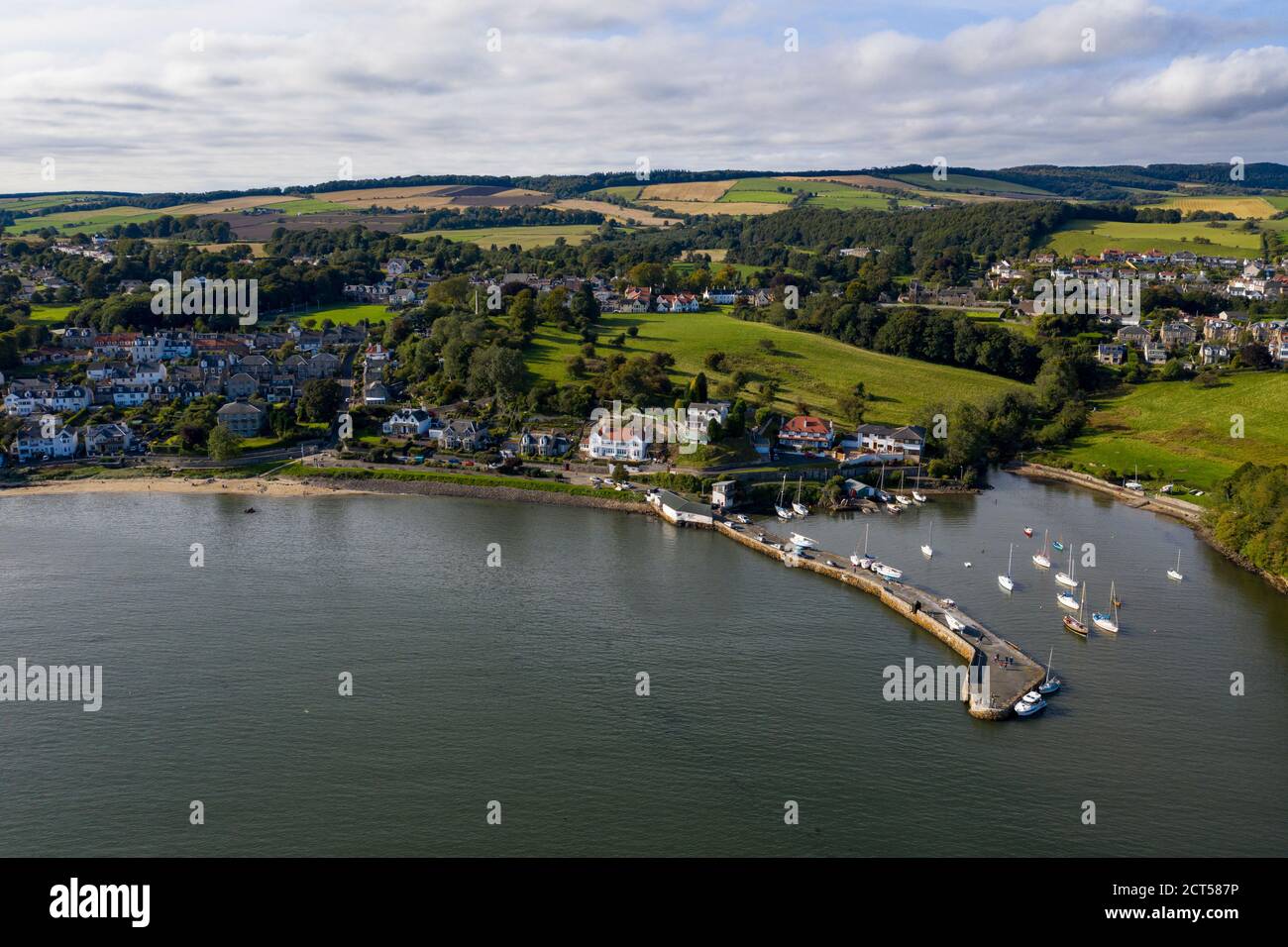 Vue aérienne du port et de la ville d'Aberdour, Fife Ecosse. Banque D'Images