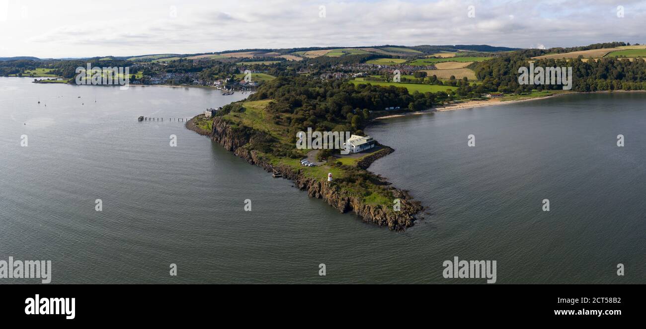 Vue aérienne du village d'Aberdour et de la plage de sable argenté de Fife, en Écosse. Banque D'Images