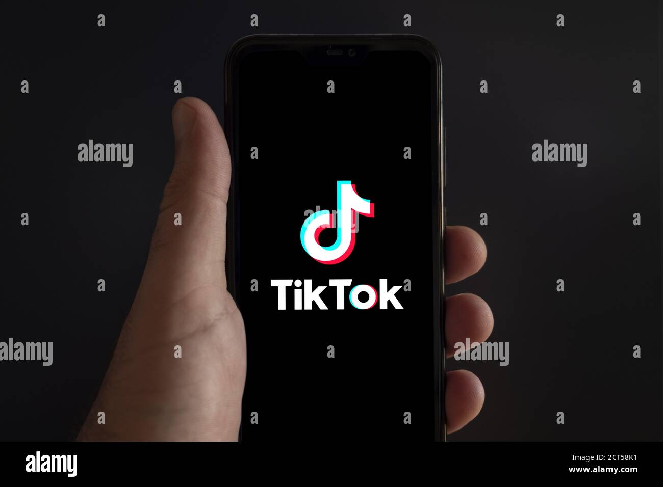 L'écran d'un smartphone avec le logo de l'application TikTok un arrière-plan noir Banque D'Images