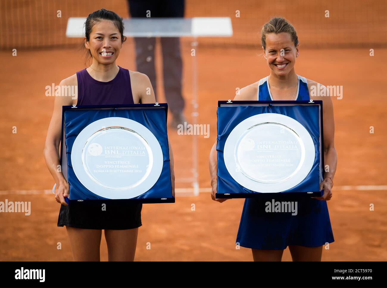 Su-Wei Hsieh de Taipeh chinois et Barbora Strycova de la La République tchèque pose avec leurs trophées de champions après avoir remporté le double la finale du 20 Banque D'Images