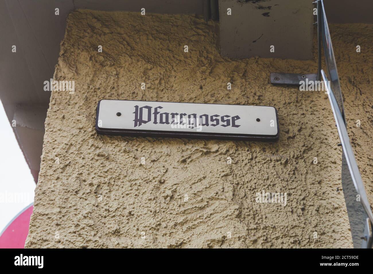 Pfarrgasse (germe. Allée paroissiale), panneaux indiquant le nom de la rue à Rothenburg ob der Tauber, en Allemagne. Un nom de rue est un signe utilisé pour identifier les routes nommées Banque D'Images