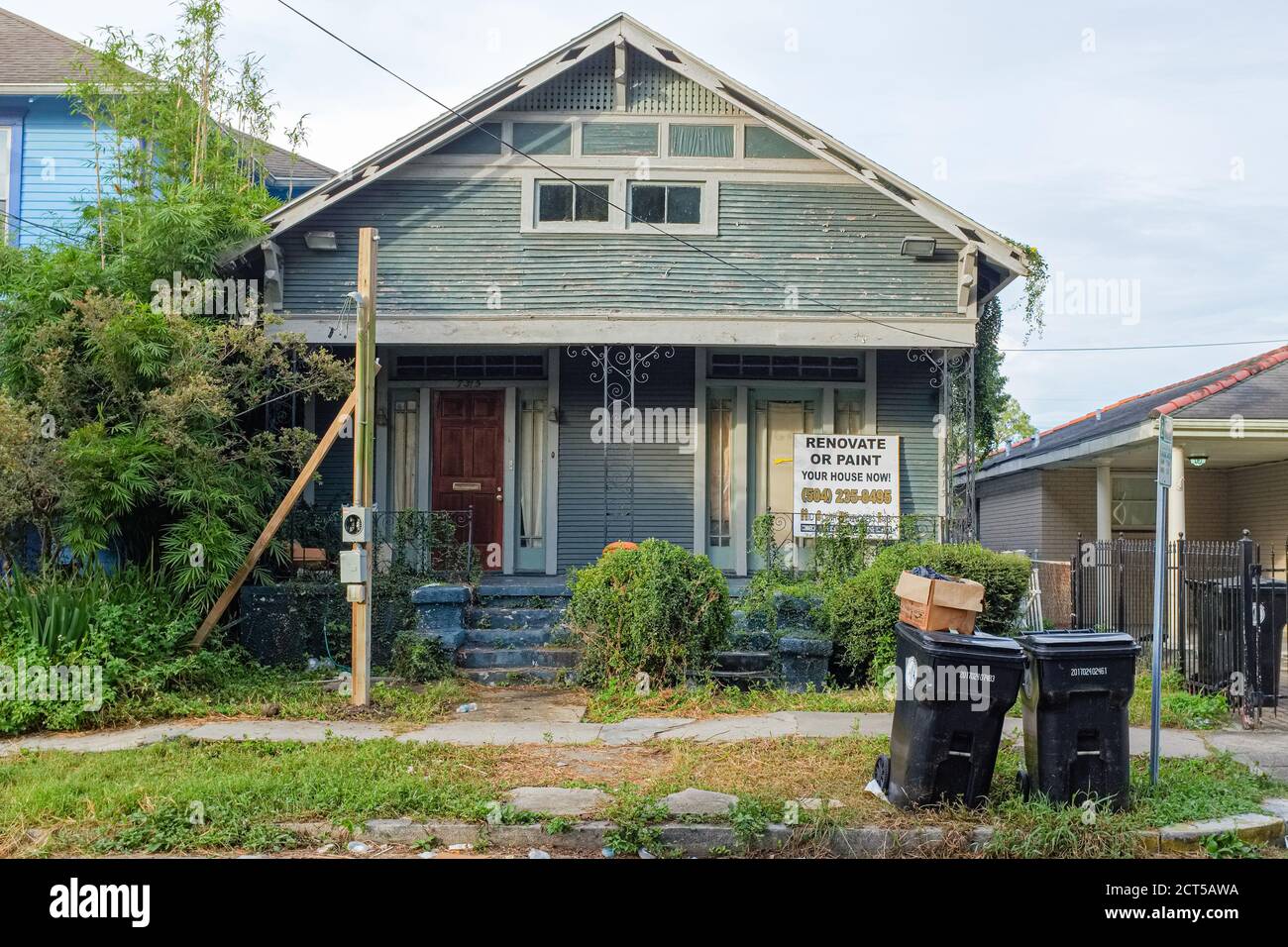 La Nouvelle-Orléans, Louisiane/Etats-Unis - 9/11/2020: Maison en besoin de réparation et de peinture dans le quartier chic Banque D'Images