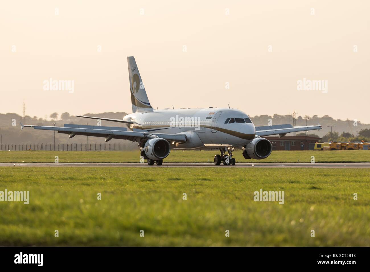 L'Airbus A319 ACJ de Reliance Industries débarque le 18 septembre 2020 à l'aéroport de Londres Luton, dans le Bedfordshire, au Royaume-Uni Banque D'Images