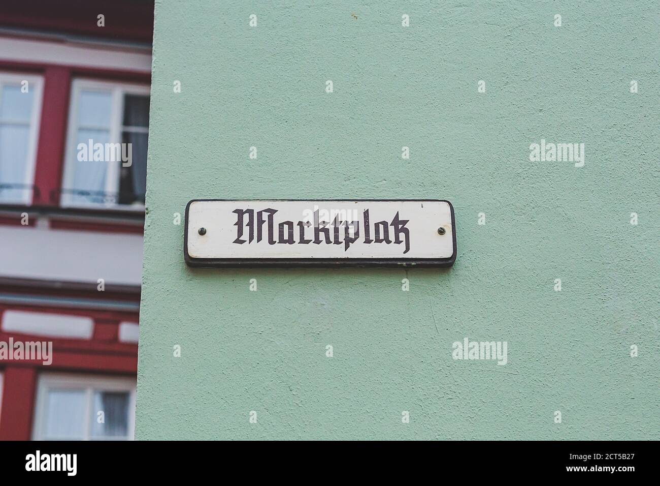 Marktplatz (Germ. Place du marché), panneaux indiquant le nom de la rue à Rothenburg ob der Tauber, en Allemagne. Un nom de rue est un signe utilisé pour identifier les routes nommées Banque D'Images
