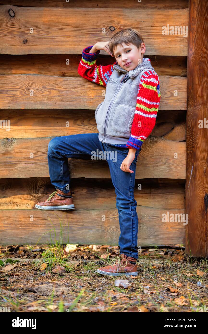 Beau Bebe Dans La Nature Garcon D Age Elementaire Sur Le Fond D Une Cloture En Bois Marche D Automne De L Enfant Photo Stock Alamy