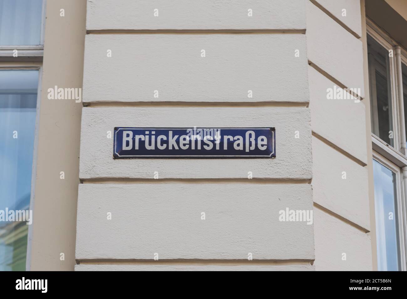 Bruckenstrasse (FR. Bridge Street), rue à Bamberg, Bavière, Allemagne. Un nom de rue est un signe utilisé pour identifier les routes nommées Banque D'Images