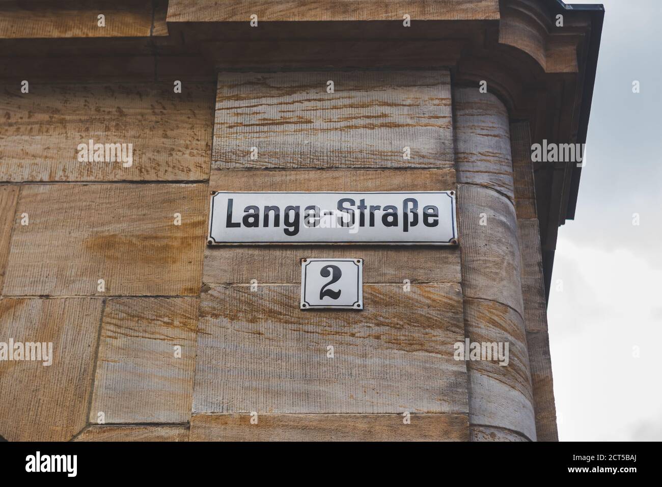 Lange Strasse (FR. Long Street), rue à Bamberg, Bavière, Allemagne. Un nom de rue est un signe utilisé pour identifier les routes nommées Banque D'Images