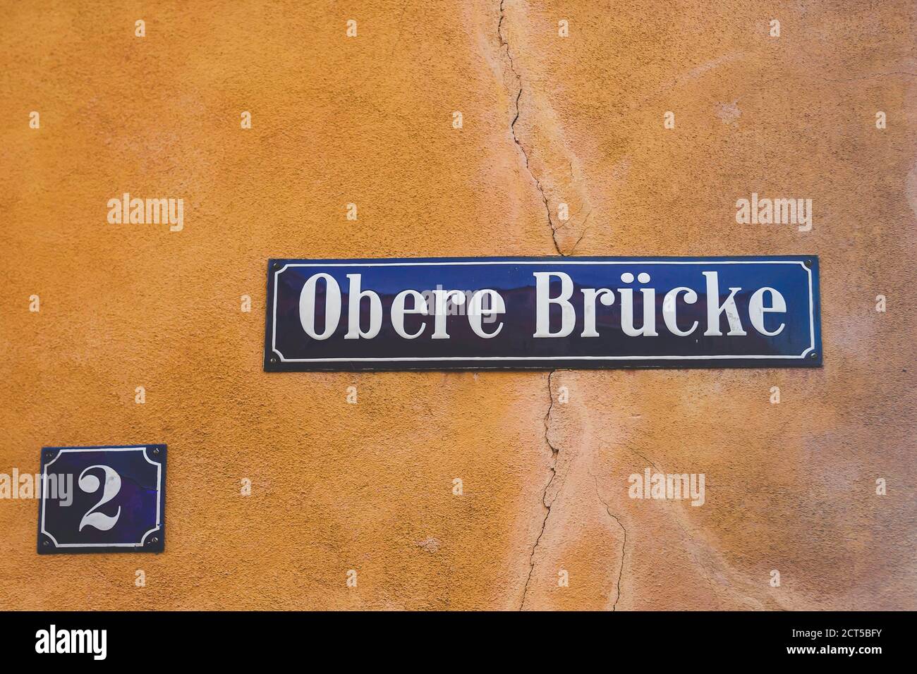 Obere Brucke (FR. Pont supérieur) rue nom à Bamberg, Bavière, Allemagne. Un nom de rue est un signe utilisé pour identifier les routes nommées Banque D'Images