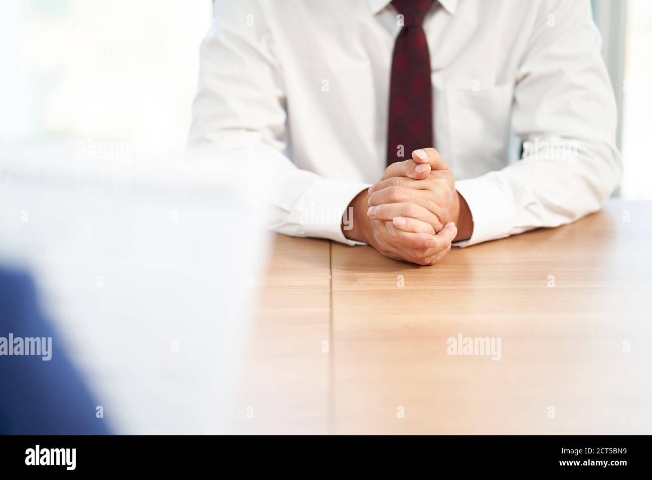 le candidat à l'emploi en asie interrogé par le gestionnaire des ressources humaines au bureau se concentre sur les mains du candidat Banque D'Images