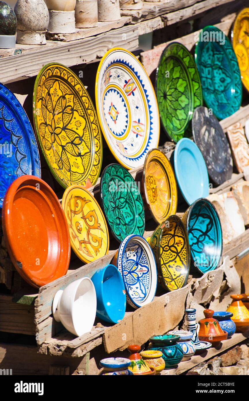 Plaques de céramique colorées en vente juste à l'extérieur de Marrakech sur le col de Tizi n Tichka, Maroc, Afrique du Nord, Afrique Banque D'Images