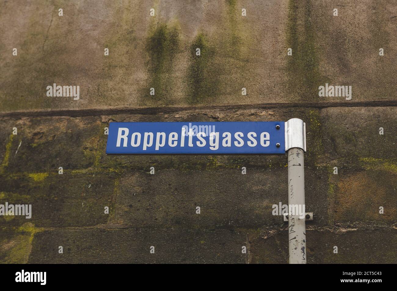 Roppeltsgasse (FR. Roppelts Alley) nom de rue à Bamberg, Bavière, Allemagne. Un nom de rue est un signe utilisé pour identifier les routes nommées Banque D'Images