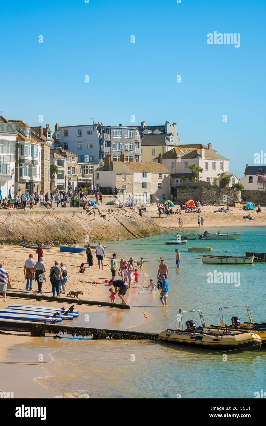 Plage d'été de St Ives, vue en été de la plage dans la zone portuaire de St Ives, Cornouailles, sud-ouest de l'Angleterre, Royaume-Uni Banque D'Images