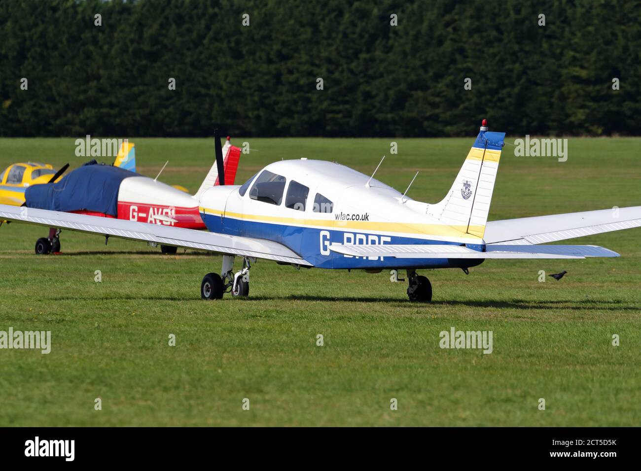 Piper PA-28 G-BRDF stationné à l'aérodrome de White Waltham, Royaume-Uni Banque D'Images