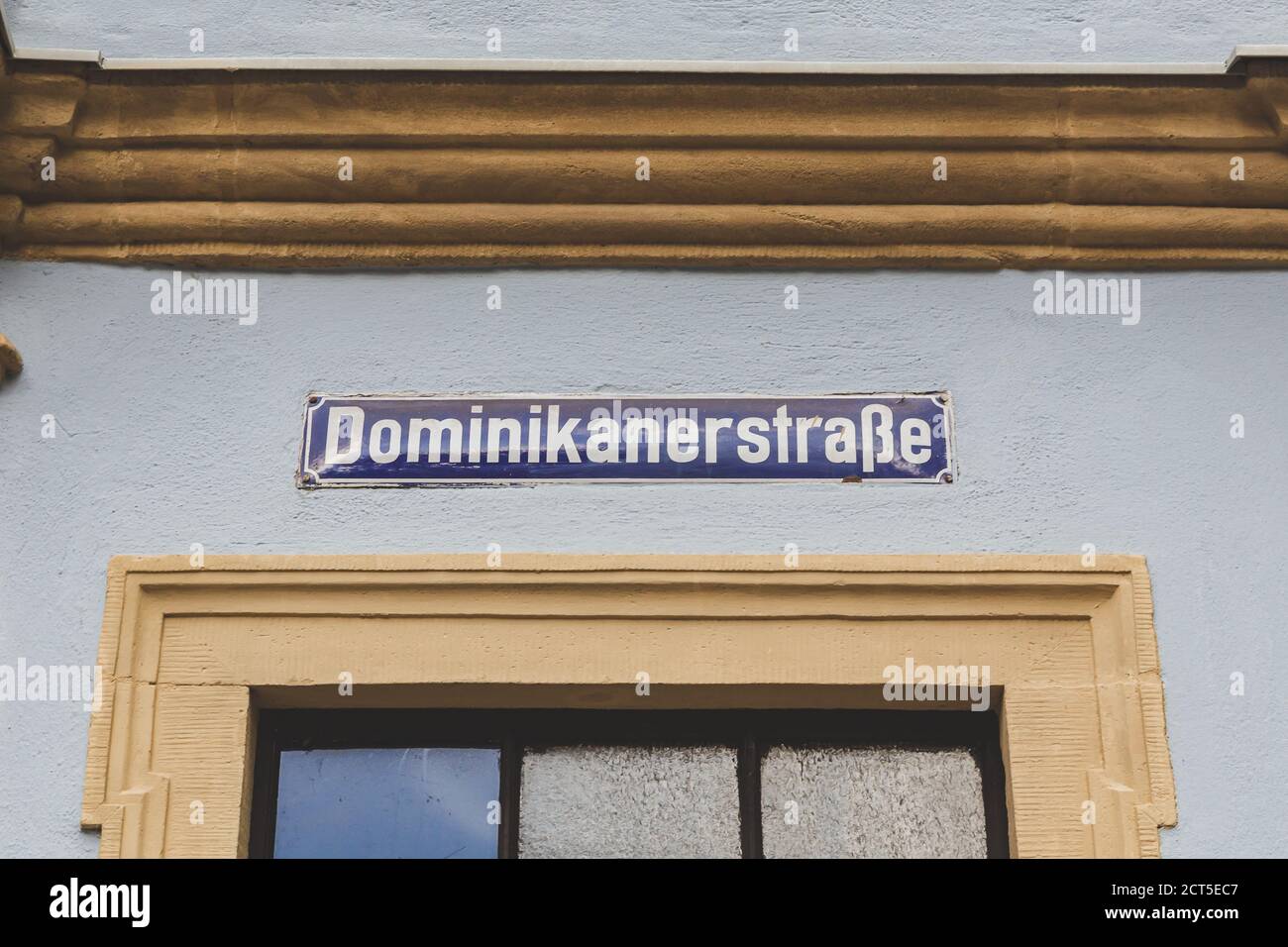 Domenikanerstrasse (FR. Dominican Street) rue nom à Bamberg, Bavière, Allemagne. Un nom de rue est un signe utilisé pour identifier les routes nommées Banque D'Images