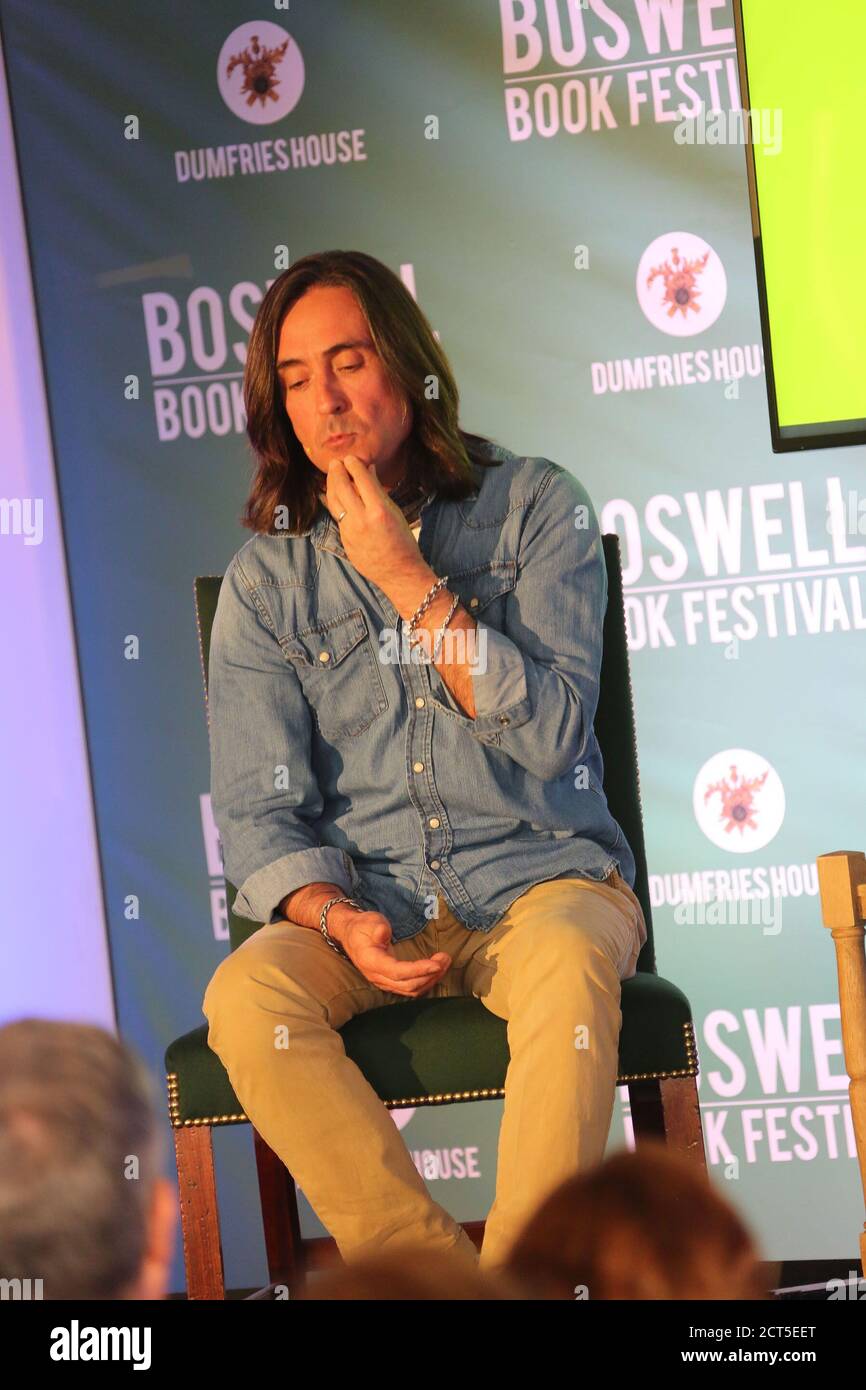 Boswell Book Festival, Dumfries House, Cumnock Ayrshire, Écosse, Royaume-Uni 12 mai 2019. Neil Oliver (né le 21 février 1967) est un présentateur de télévision écossaise, un archéologue indépendant, un conservateur et un auteur. Il est surtout connu comme présentateur de plusieurs documentaires historiques et archéologiques de la BBC, dont A History of Scotland, Vikings, and Coast. Le festival annuel du livre de Boswell est unique en ce qu'il est le seul festival du livre qui traite de manière expulsive des mémoires et biographies. Banque D'Images