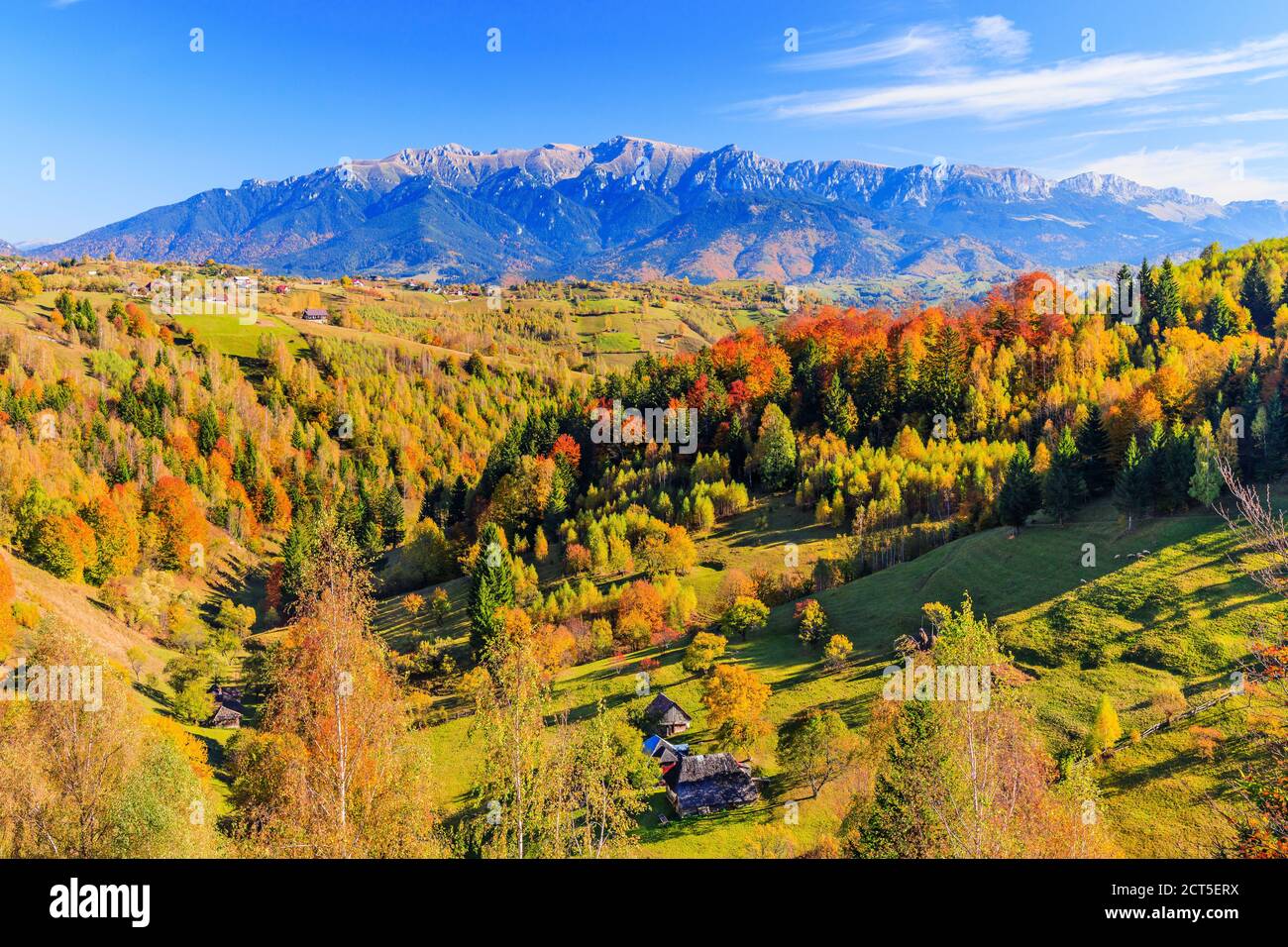 Brasov, Roumanie. Village de Magura et chaîne de montagnes de Bucegi. Banque D'Images