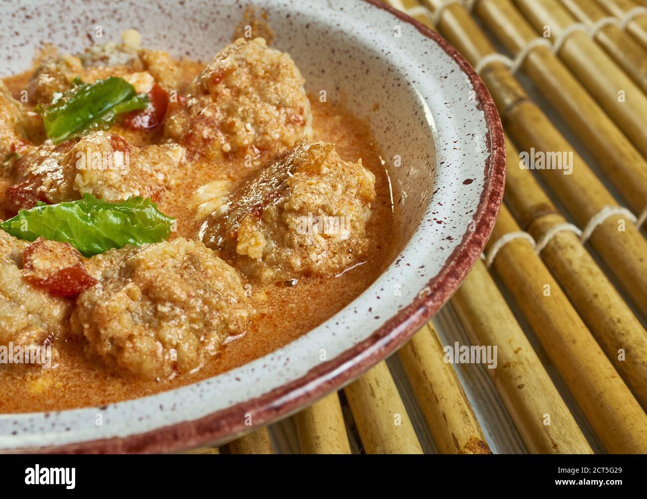 Sciusceddu - soupe de cuisine italienne préparée avec des boulettes de viande et les œufs cassés sont des ingrédients primaires Banque D'Images