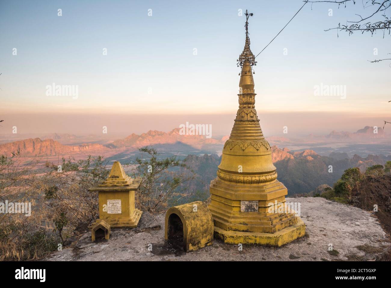 Stupa d'or au coucher du soleil sur le mont Zwegabin, hPa an, Kayin State (Karen State), Myanmar (Birmanie) Banque D'Images