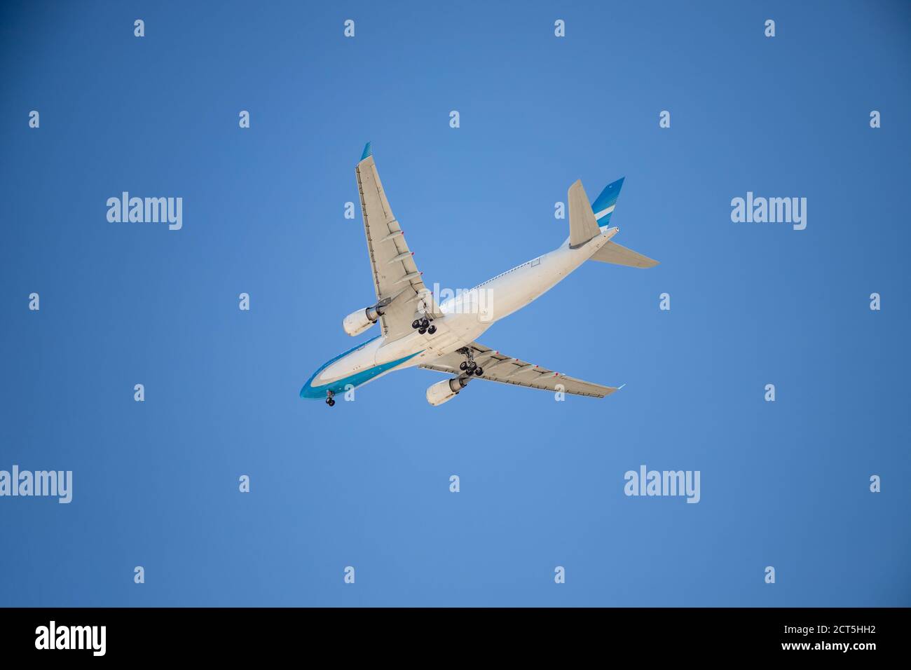 Avion commercial volant avec ciel bleu en arrière-plan Banque D'Images