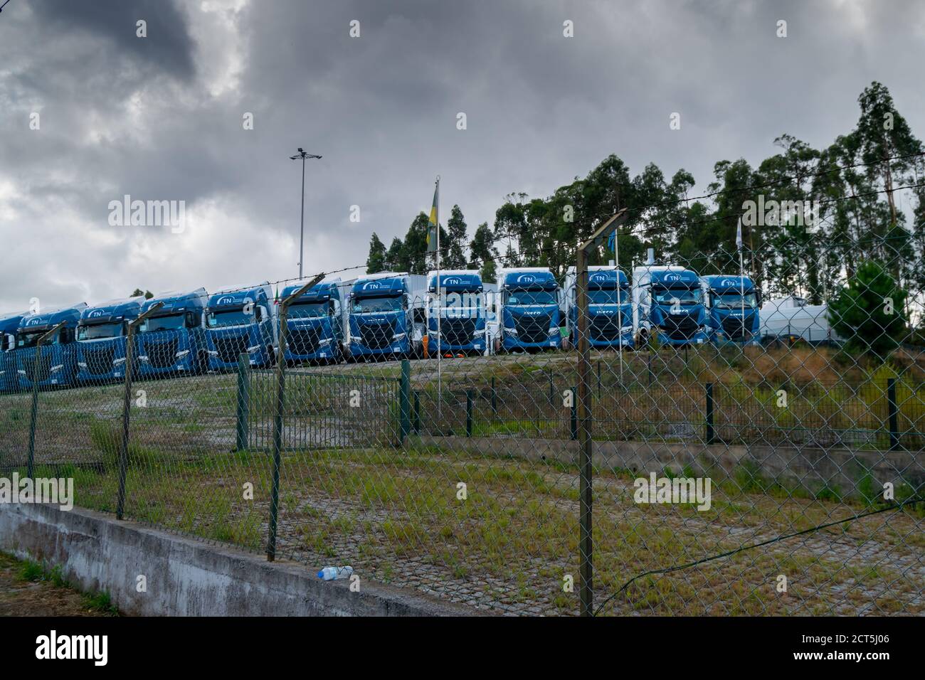 Les camions Iveco sont garés en attendant que la marchandise soit transportée ou à destination être vendu aux compagnies de transport Banque D'Images