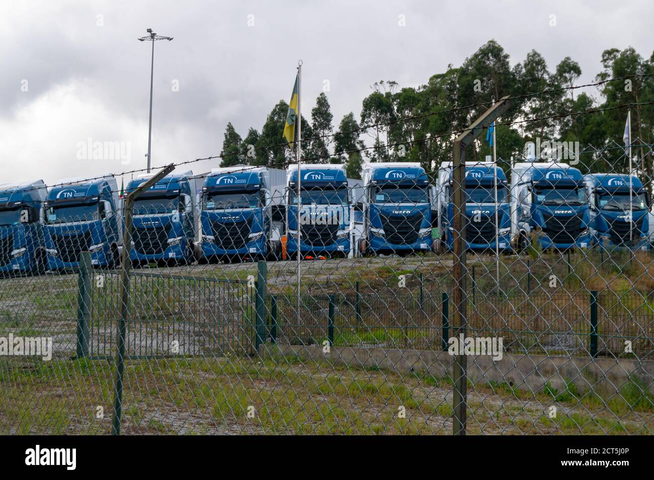 Les camions Iveco sont garés en attendant que la marchandise soit transportée ou à destination être vendu aux compagnies de transport Banque D'Images