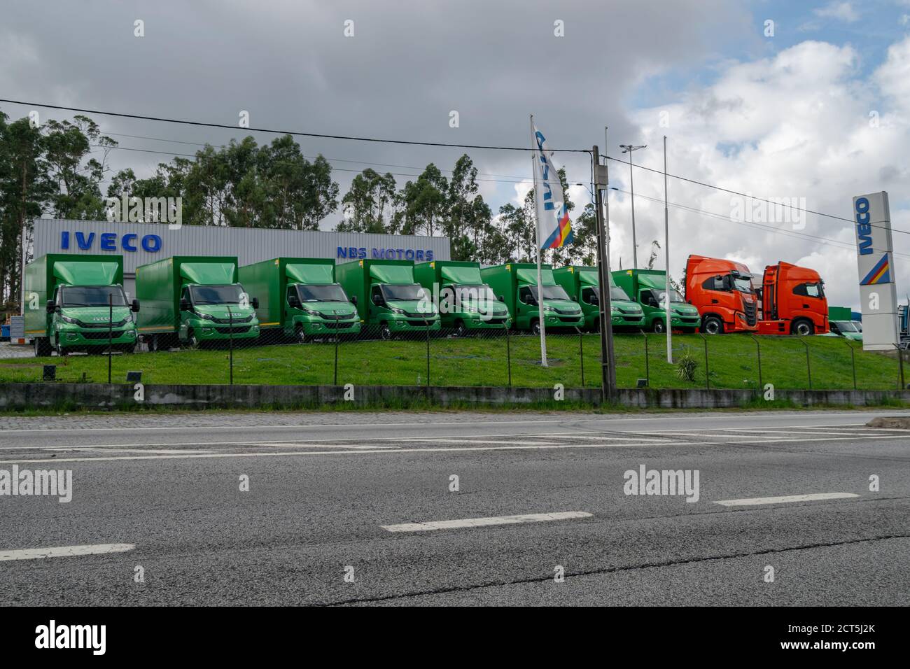 Les camions Iveco sont garés en attendant que la marchandise soit transportée ou à destination être vendu aux compagnies de transport Banque D'Images