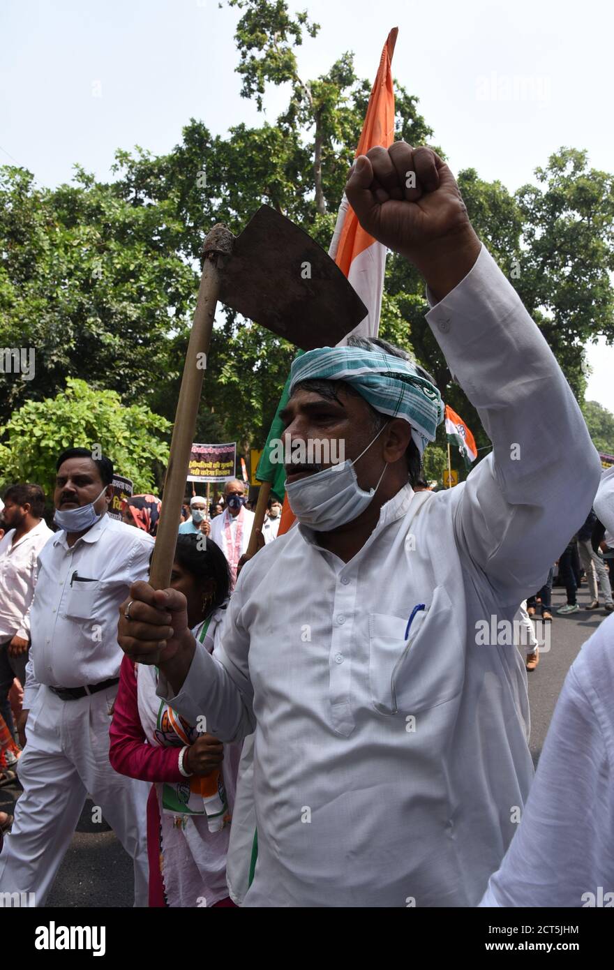 Les travailleurs du parti du Congrès de l'opposition protestent à New Delhi, en Inde, contre l'adoption par le Parlement d'un projet de loi sur les fermes. Les partis d'opposition ont qualifié le projet de loi de "plus de démocratie". Photo:L Sondeep Shankar Banque D'Images