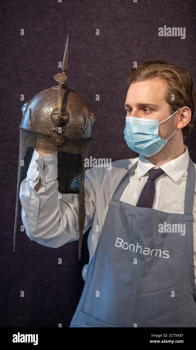 Bonhams, Knightsbridge, Londres, Royaume-Uni. 21 septembre 2020. La vente d'armes et d'armures anciennes comprend un groupe important, principalement du 18e au 19e siècle Armes à feu britanniques par la plupart des principaux fabricants de leur époque. Image: Un acier perse Kulah Khud, Qentra, 19e siècle, £800-1,200. Crédit : Malcolm Park/Alay Live News. Banque D'Images