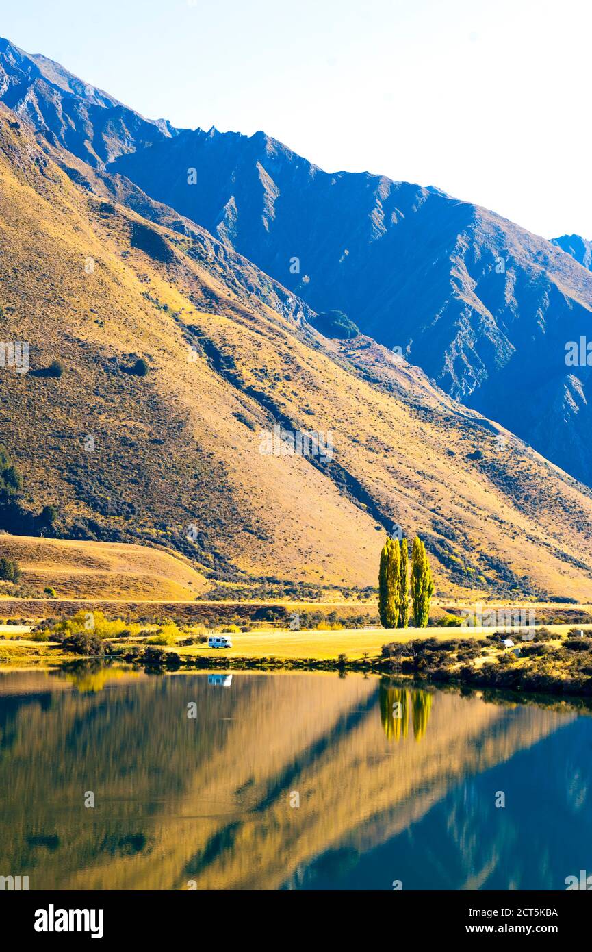 Caravane garée sur un terrain de camping automnal Lake Moke DOC, Queenstown, South Island, Nouvelle-Zélande Banque D'Images