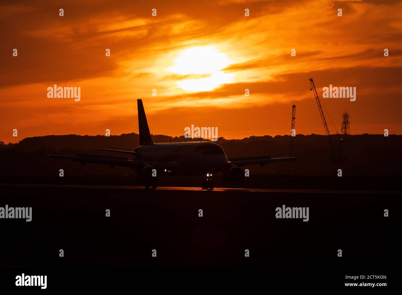 Silhouette d'easyJet Airbus A320 enregistrement G-EZTB taxing le 18 septembre 2020 depuis l'aéroport de Londres Luton, Bedfordshire, Royaume-Uni Banque D'Images