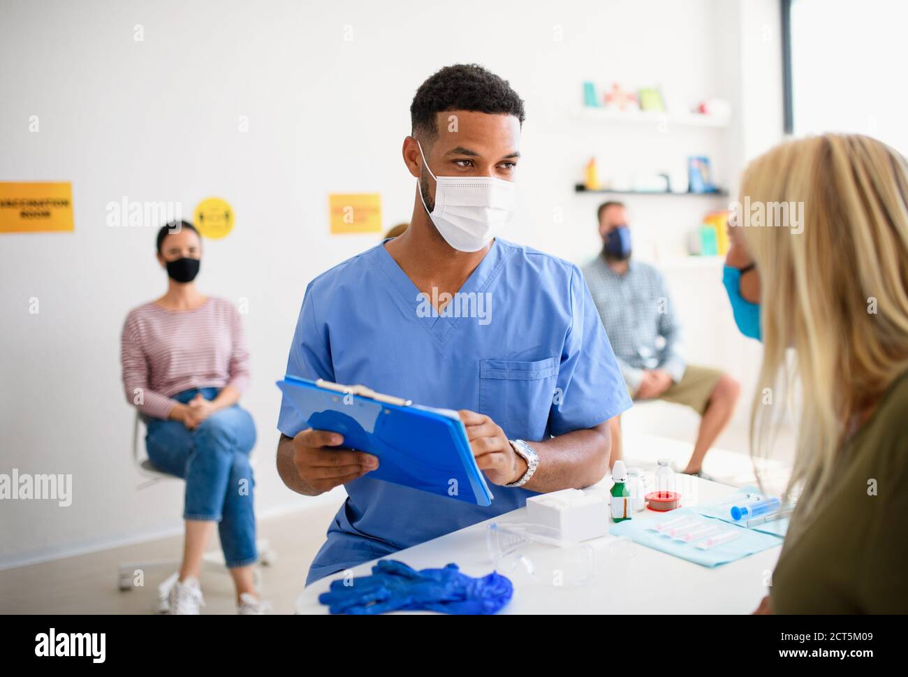 Personnes avec masque facial se faire vacciner, coronavirus, covid-19 et concept de vaccination. Banque D'Images