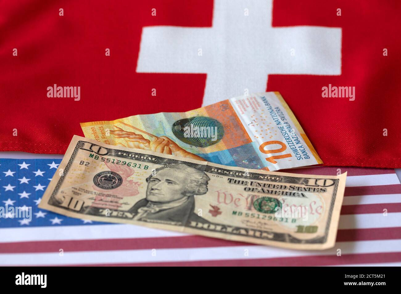 Cologne, Allemagne. 20 septembre 2020. Dollars AMÉRICAINS et francs suisses (image thématique, image symbole) | utilisation dans le monde crédit : dpa/Alamy Live News Banque D'Images