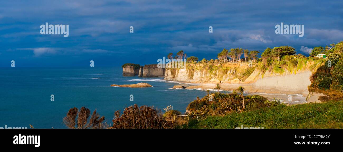 Falaises draamatiques hautes et côtes au cap Foulwind sous les nuages orageux et le ciel, côte ouest, Île du Sud, Nouvelle-Zélande Banque D'Images