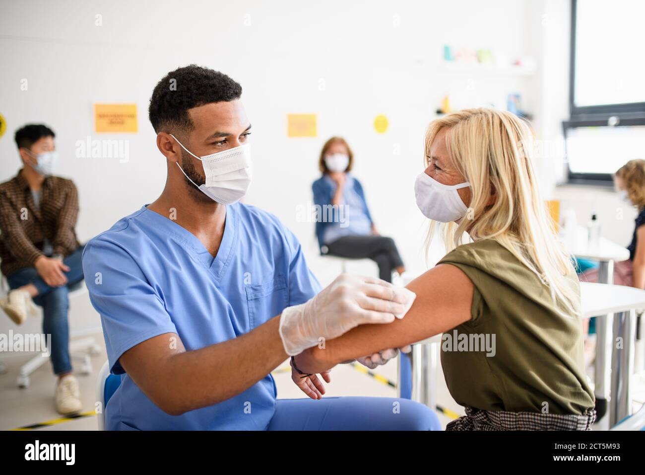 Vieille femme avec masque de visage se vaccine, coronavirus, covid-19 et concept de vaccination. Banque D'Images