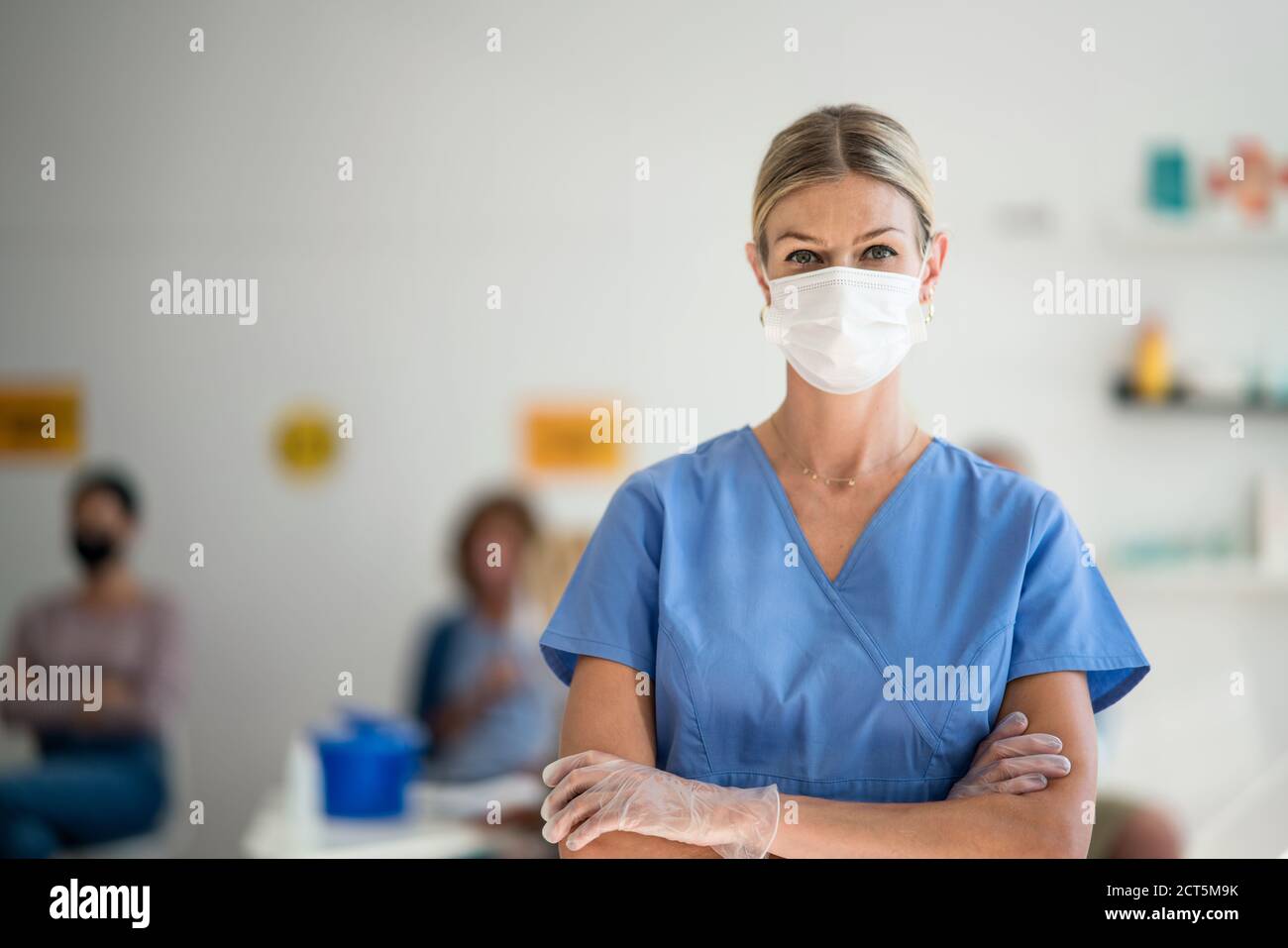 Portrait d'un médecin avec masque facial regardant la caméra, le coronavirus, le covid-19 et le concept de vaccination. Banque D'Images