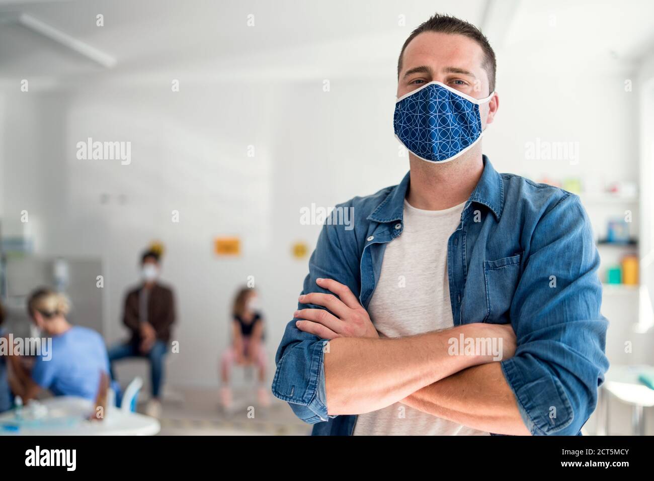 Portrait d'un vieil homme avec masque facial en attente, coronavirus, covid-19 et concept de vaccination. Banque D'Images