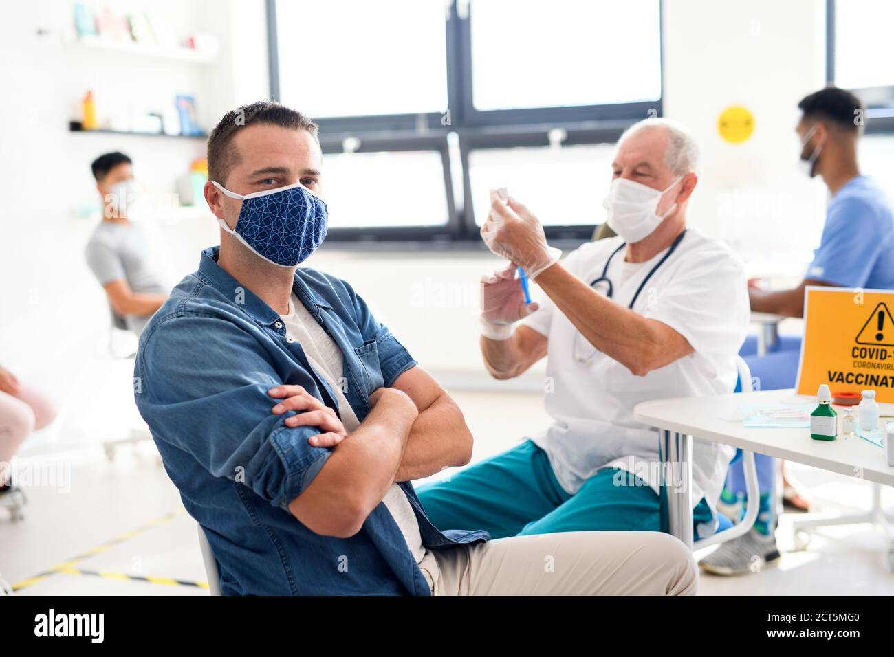 Homme avec masque de visage se vaccine, coronavirus, covid-19 et concept de vaccination. Banque D'Images