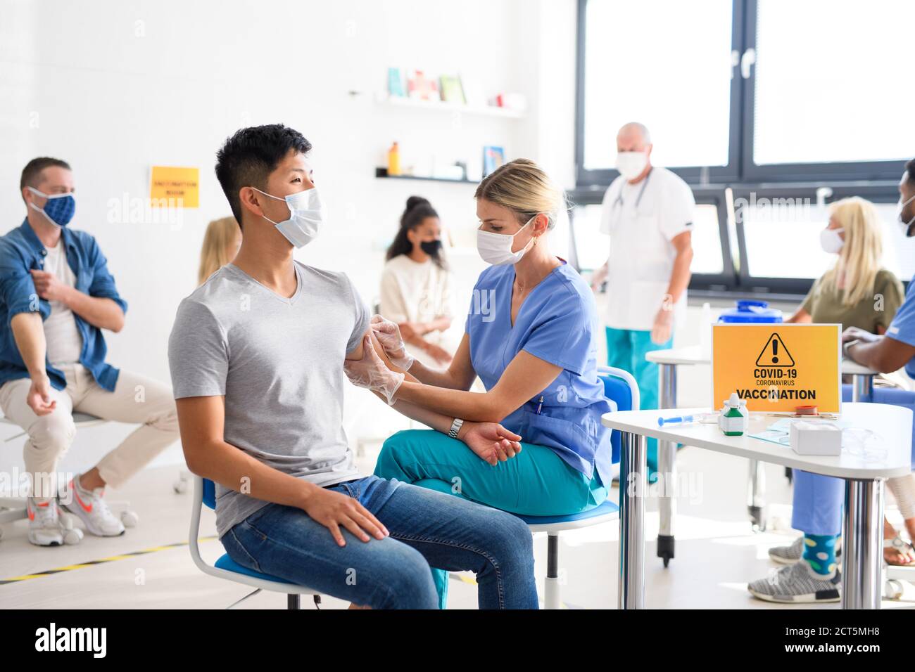 Homme avec masque de visage se vaccine, coronavirus, covid-19 et concept de vaccination. Banque D'Images