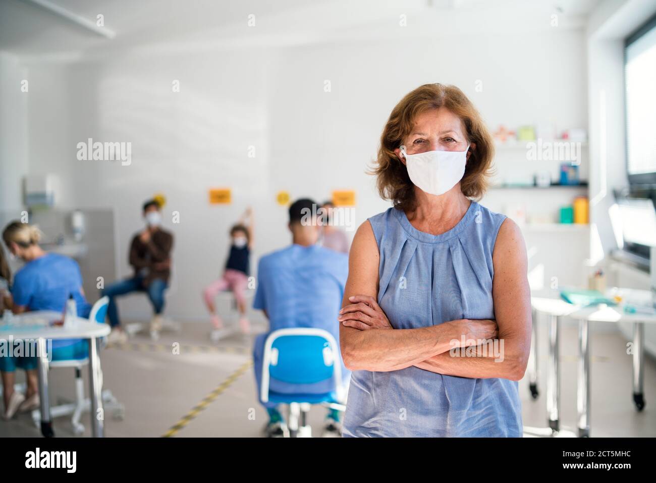 Portrait de la vieille femme avec masque facial en attente, coronavirus, covid-19 et concept de vaccination. Banque D'Images