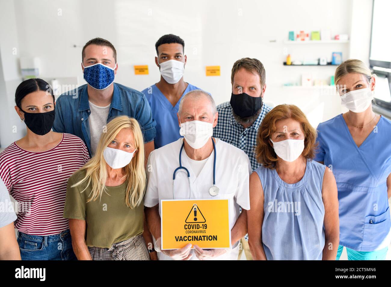 Portrait du médecin et des personnes avec des masques faciaux, coronavirus, covid-19 et concept de vaccination. Banque D'Images