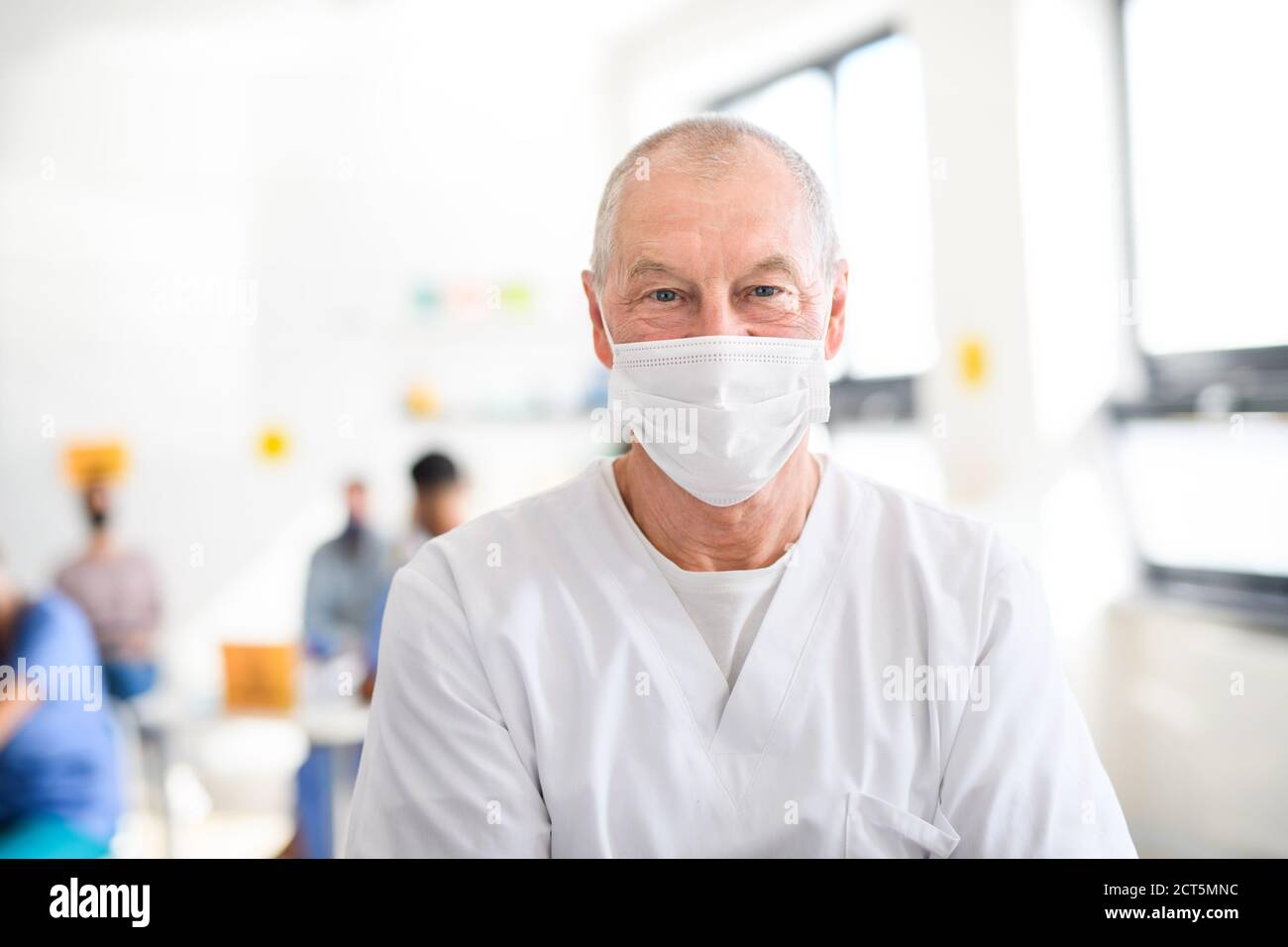 Portrait d'un médecin avec masque facial regardant la caméra, le coronavirus, le covid-19 et le concept de vaccination. Banque D'Images