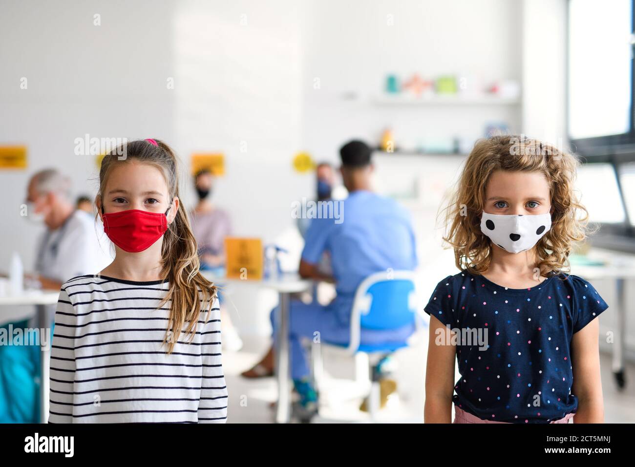 Portrait de petites filles avec masque facial, coronavirus, covid-19 et concept de vaccination. Banque D'Images