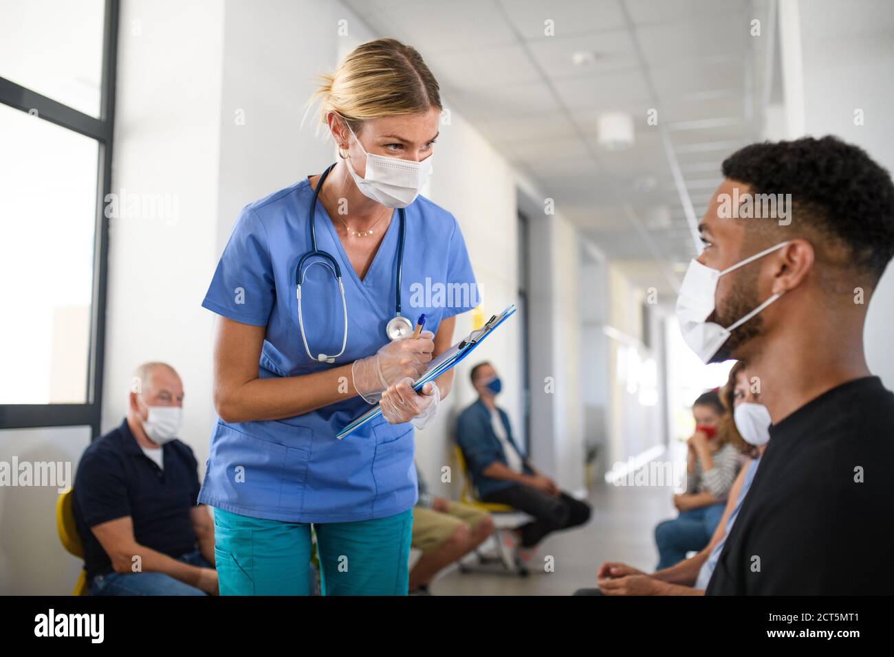 Portrait de l'infirmière et de l'homme avec masques faciaux, coronavirus, covid-19 et concept de vaccination. Banque D'Images