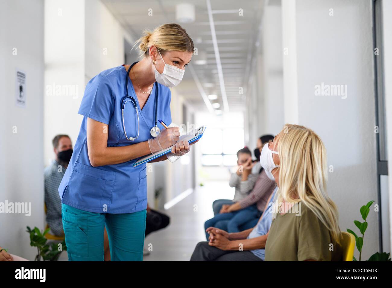 Portrait d'une infirmière avec masques pour parler aux patients, coronavirus, covid-19 et concept de vaccination. Banque D'Images