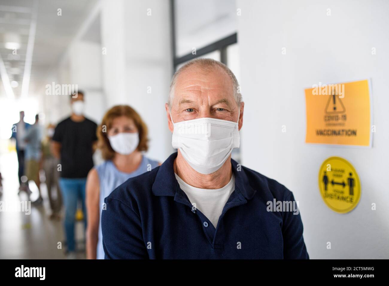 Portrait des personnes avec des masques de visage en attente, coronavirus, covid-19 et concept de vaccination. Banque D'Images