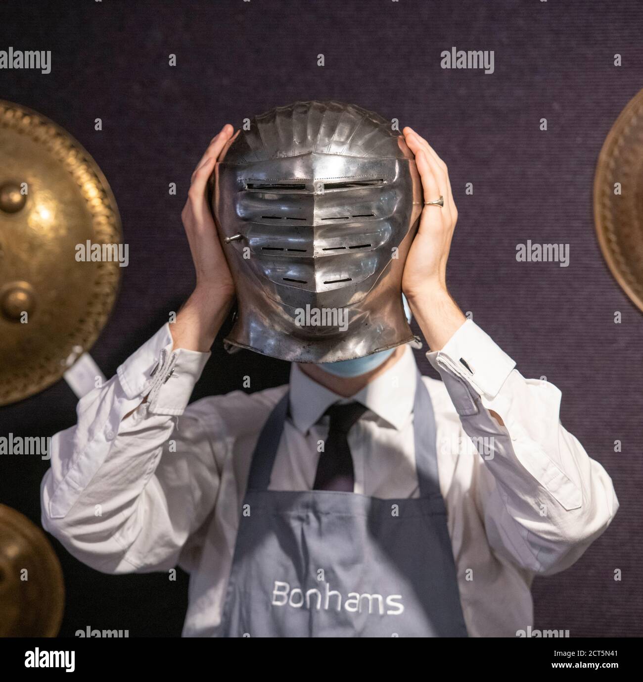 Bonhams, Knightsbridge, Londres, Royaume-Uni. 21 septembre 2020. La vente d'armes et d'armures anciennes comprend un groupe important, principalement du 18e au 19e siècle Armes à feu britanniques par la plupart des principaux fabricants de leur époque. Image: Détail du casque d'UN rare composite allemand 'Maximilian' Full Armor Circa 1520, £40,000-60,000. Crédit : Malcolm Park/Alay Live News. Banque D'Images