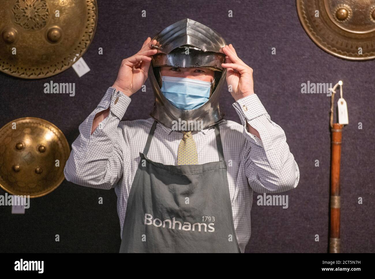 Bonhams, Knightsbridge, Londres, Royaume-Uni. 21 septembre 2020. La vente d'armes et d'armures anciennes comprend un groupe important, principalement du 18e au 19e siècle Armes à feu britanniques par la plupart des principaux fabricants de leur époque. Image: Détail du casque d'UN rare composite allemand 'Maximilian' Full Armor Circa 1520, £40,000-60,000. Crédit : Malcolm Park/Alay Live News. Banque D'Images
