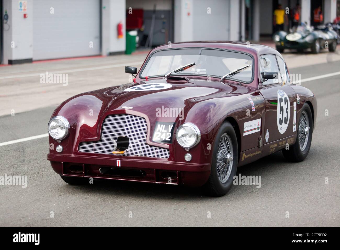 David Reed a conduit son Aston Martin DB2 1952 sur la voie nationale de la Pit, pendant la session de qualification du Trophée Woodcote RAC. Banque D'Images