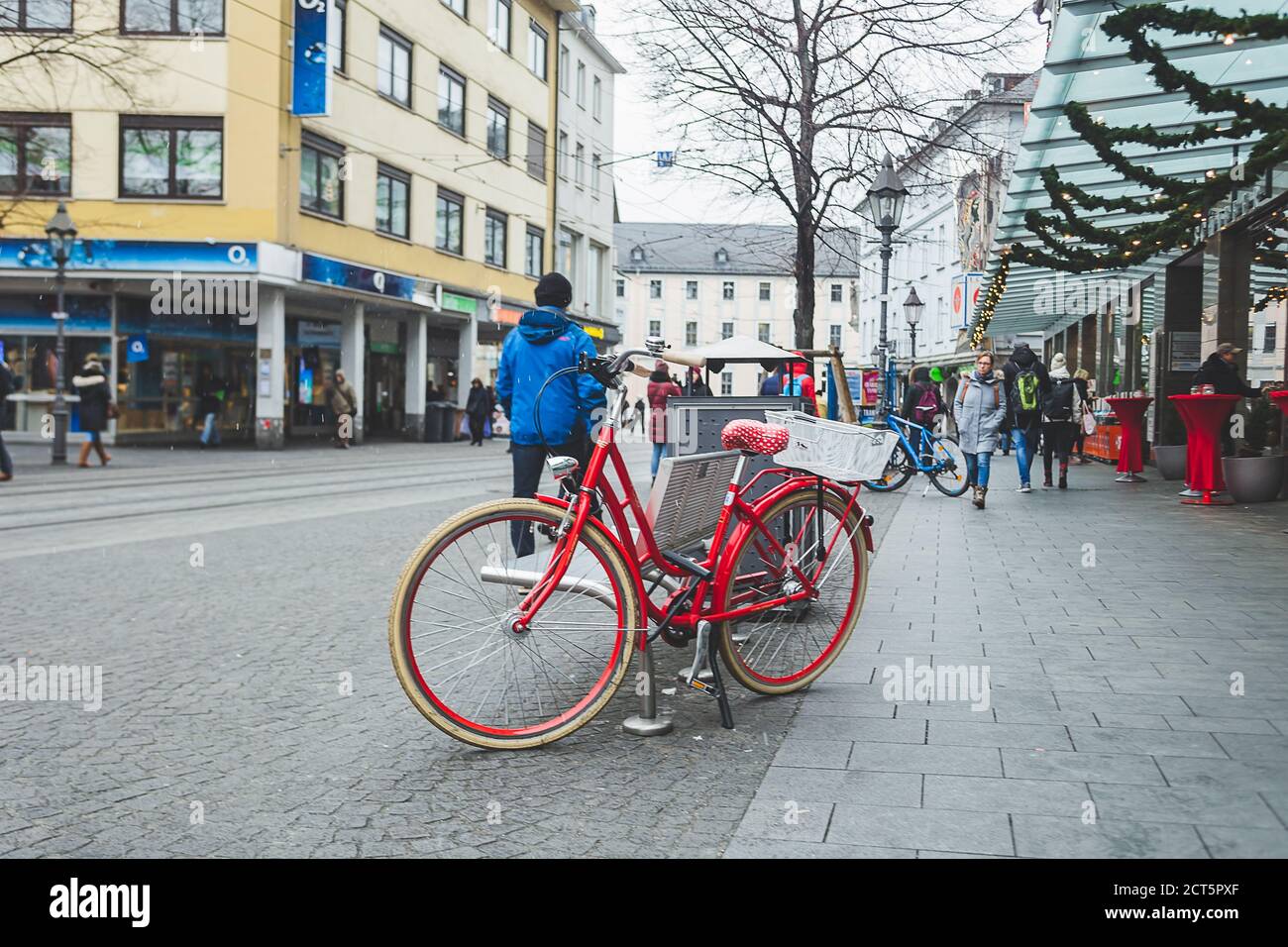 Wurzburg/Germany-3/1/19: La bicyclette rouge verrouillée à un banc dans une rue du centre de Wurzburg Banque D'Images